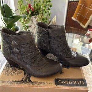 Beautiful leather Cobb Hill ankle boot  by Rockport. Size 6.
